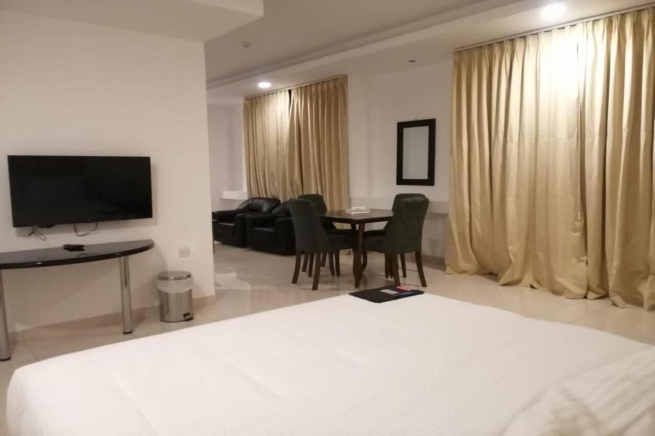 Parkside Plaza Muscat Hotel Kültér fotó